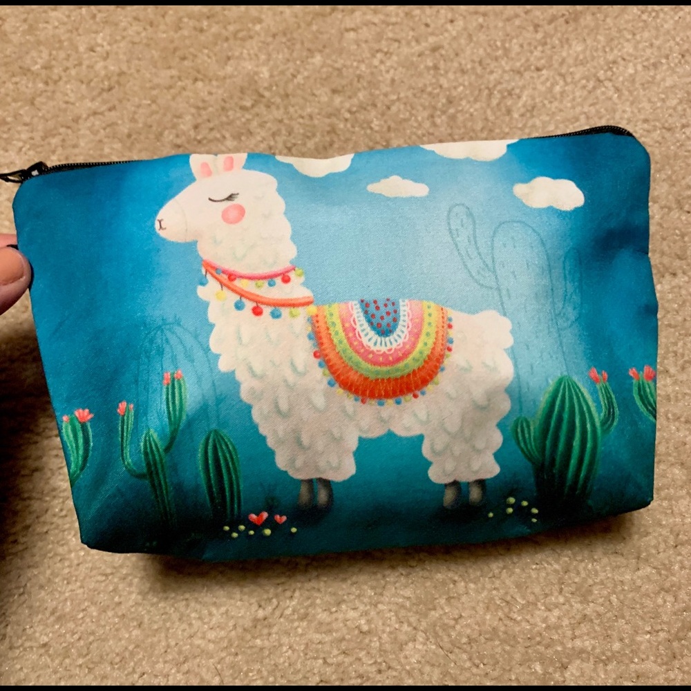 Adorable Llama makeup bag 🦙 - Picture 4 of 6